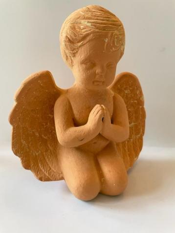 Mooi stenen beeldje knielende engel / engeltje. Terracotta.  beschikbaar voor biedingen