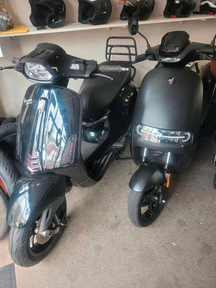 Vespa sprint 2017  met begrenser., Fietsen en Brommers, Scooters | Piaggio, Zo goed als nieuw, Overige modellen, Benzine, Ophalen of Verzenden