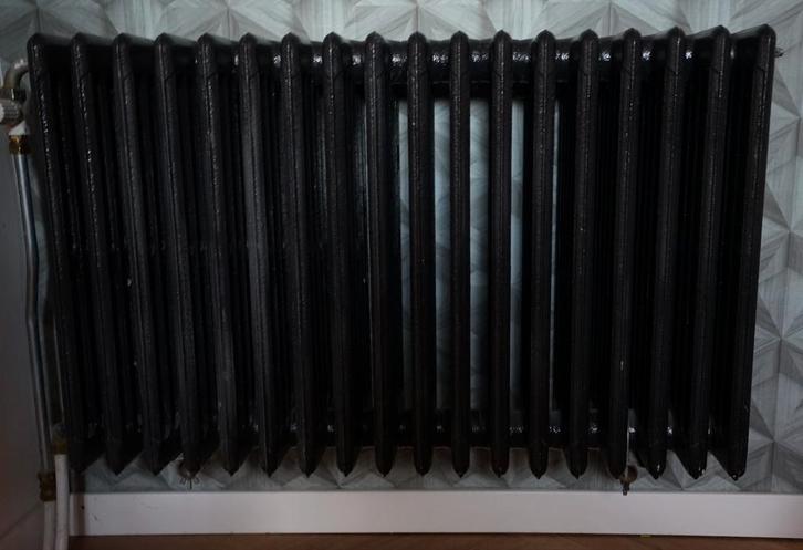 Gietijzeren Radiator Zwart - Klassiek en Stijlvol, Doe-het-zelf en Verbouw, Verwarming en Radiatoren, Gebruikt, Radiator, 30 tot 80 cm
