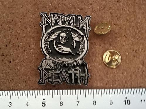 Napalm Death  erg mooie  shaped pin badge speld n3, Verzamelen, Muziek, Artiesten en Beroemdheden, Nieuw, Overige typen, Verzenden