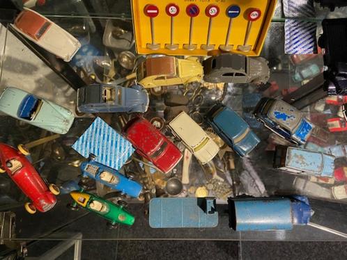 dinky toy's vitrine 1, Hobby en Vrije tijd, Modelauto's | 1:43, Gebruikt, Auto, Dinky Toys, Ophalen of Verzenden