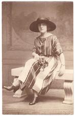 Foto - Vrouw Jurk Hoed Bankje, Gebruikt, Foto, Ophalen of Verzenden, Voor 1940