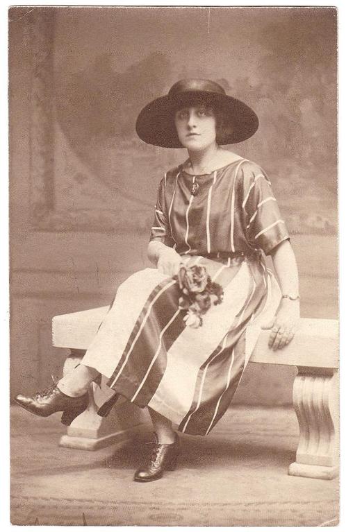 Foto - Vrouw Jurk Hoed Bankje, Verzamelen, Foto's en Prenten, Gebruikt, Foto, Overige onderwerpen, Voor 1940, Ophalen of Verzenden