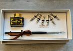 Kalligrafeer set in doos, inkt en pennen, Antiek en Kunst, Curiosa en Brocante, Ophalen of Verzenden