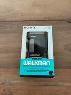 Nieuwe NOS Sony Walkman met hoofdtelefoon in doos. WM EX10., Ophalen of Verzenden, Walkman