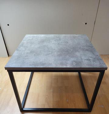 Bijzettafel beschikbaar voor biedingen