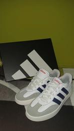 Adidas Samba maat 42 wit met rood en blauwe streepen, Kleding | Heren, Schoenen, Wit, Ophalen of Verzenden, Zo goed als nieuw