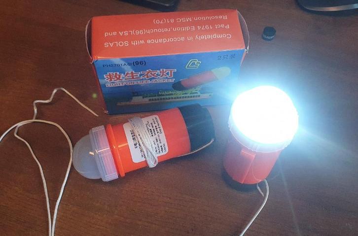 2 stuks lampje voor reddingvest/zwemvest / noodlampje, Watersport en Boten, Watersportkleding, Nieuw, Ophalen of Verzenden