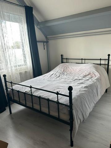 Zwart metalen bedframe