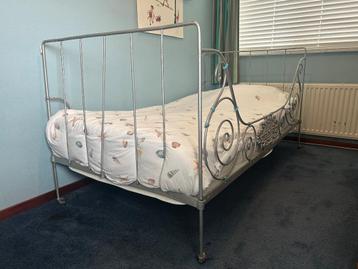Antiek Frans stalen bed beschikbaar voor biedingen