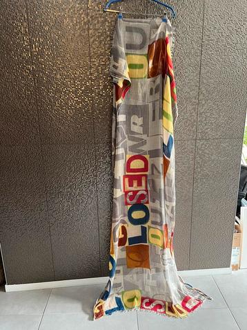 Closed sjaal beschikbaar voor biedingen