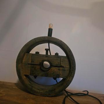 Unieke Lamp van Antiek Karrenwiel beschikbaar voor biedingen