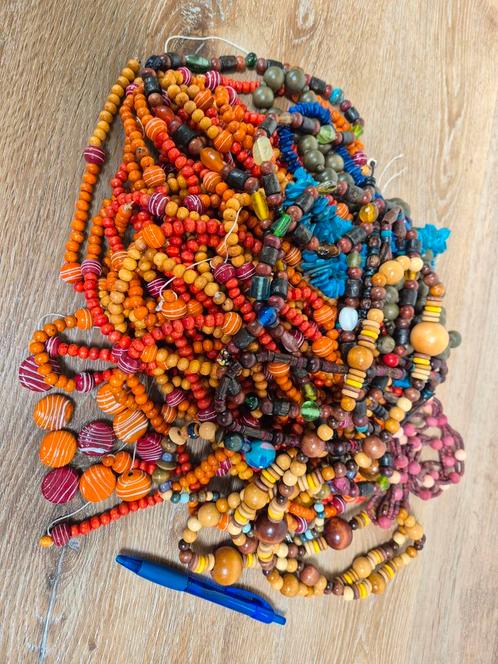 Ruim 1,5 kilo hoofdzakelijk houten glazen kralen strengen, Hobby en Vrije tijd, Kralen en Sieraden maken, Zo goed als nieuw, Kraal