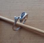 zilveren dolfijn ring met zwart inleg [904], Sieraden, Tassen en Uiterlijk, Ringen, Verzenden, Zo goed als nieuw, 17 tot 18, Dame