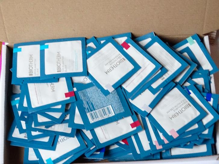 Doos met 200 Biotherm proefjes/samples, Sieraden, Tassen en Uiterlijk, Uiterlijk | Gezichtsverzorging, Nieuw, Verzorging, Gehele gezicht