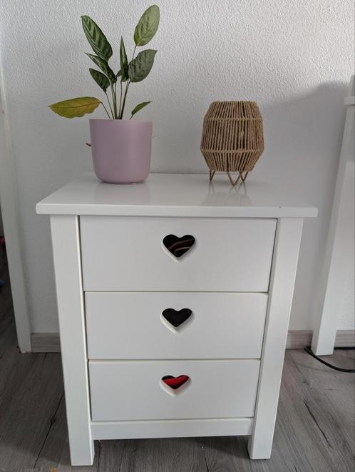 Cute nachtkastje wit met hartje (Vipack Amori), Kinderen en Baby's, Kinderkamer | Commodes en Kasten, Zo goed als nieuw, Minder dan 90 cm