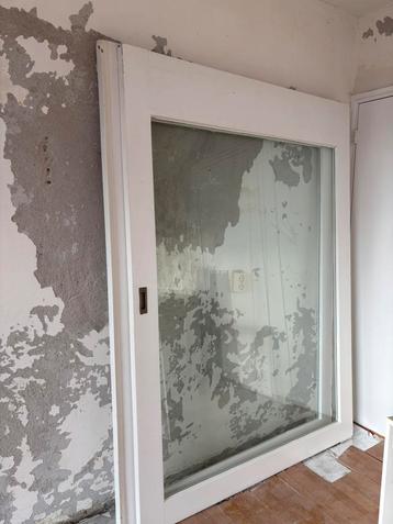 Witte schuifdeuren met groot glaspaneel – in goede staat beschikbaar voor biedingen