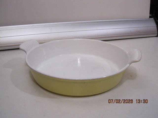 le creuset ovenschaal 22 cm dia (374), Ophalen of Verzenden, Gebruikt, Gietijzer, Overige typen