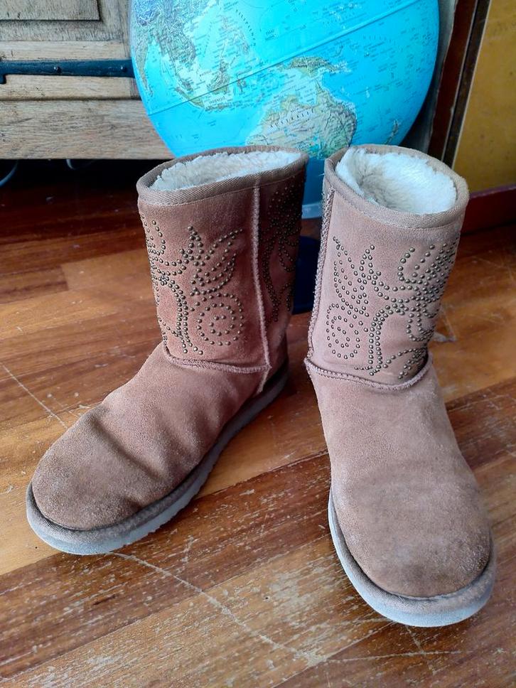 UGG laarzen maat 39 bruin met versiering, Kleding | Dames, Schoenen, Gedragen, Lage of Enkellaarzen, Bruin, Ophalen of Verzenden