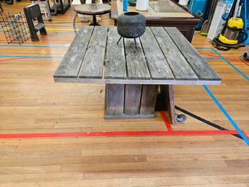 Vierkante tuintafel beschikbaar voor biedingen