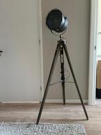 Vloerlamp industrieel op houten driepoot, Huis en Inrichting, Lampen | Vloerlampen, Ophalen of Verzenden, Zo goed als nieuw, Hout