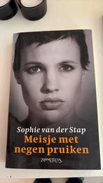 Sophie van der Stap - Meisje met negen pruiken, Ophalen of Verzenden, Zo goed als nieuw, Sophie van der Stap