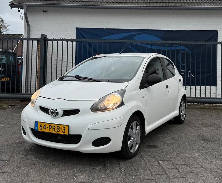 Toyota Aygo 1.0 2011 Wit / AIRCO / 5 DEURS / NAP!, Auto's, Toyota, Aygo, Airconditioning, Elektrische ramen, Metallic lak, Radio