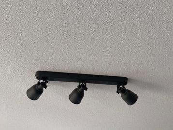 Zwarte plafondlamp met 3 lampen beschikbaar voor biedingen