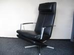 NIEUWSTAAT Prominent Twist design relaxfauteuil zwart leder, Ophalen, Zo goed als nieuw, Metaal, 50 tot 75 cm