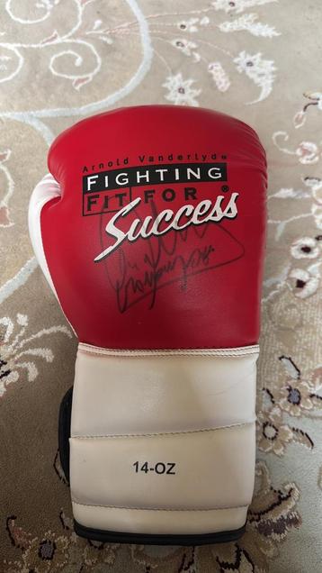 De bokshandschoen is van *Arnold Vanderlyde/ bokszak beschikbaar voor biedingen