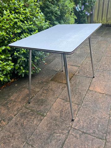 Formica tafel retro/vintage beschikbaar voor biedingen