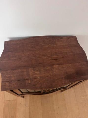 Houten kastje met glazen deuren beschikbaar voor biedingen