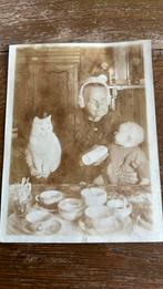 Oude foto dame in klederdracht met baby