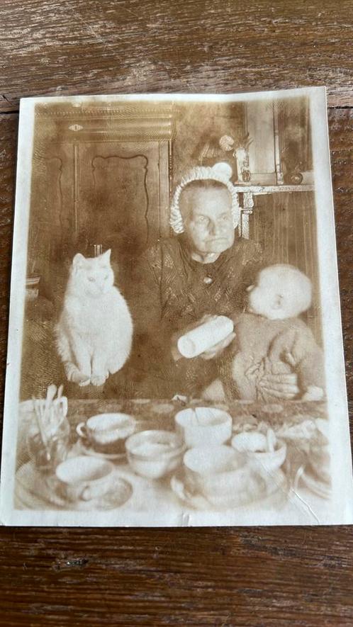 Oude foto dame in klederdracht met baby, Verzamelen, Foto's en Prenten, Gebruikt, Klederdracht, Voor 1940, Ophalen of Verzenden