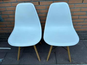 6 witte eetkamerstoelen met kussentjes beschikbaar voor biedingen