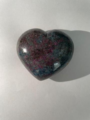 Hartvormige zorgsteen Robijn en Kyaniet, kristal, healing beschikbaar voor biedingen