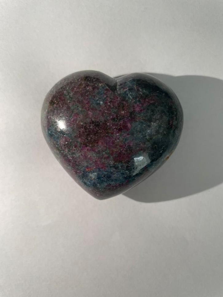 Hartvormige zorgsteen Robijn en Kyaniet, kristal, healing, Sieraden, Tassen en Uiterlijk, Edelstenen, Nieuw, Ophalen of Verzenden