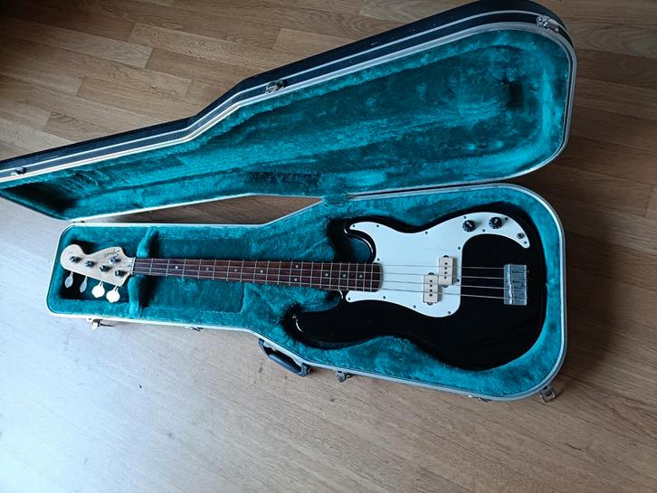 Squier P-Bass basgitaar met koffer!, Muziek en Instrumenten, Snaarinstrumenten | Gitaren | Bas, Gebruikt, Elektrisch, Ophalen of Verzenden