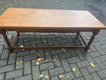 Houten salontafel met gedraaide poten beschikbaar voor biedingen