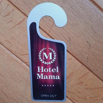 Deurhanger - Hotel mama, open 24/7 beschikbaar voor biedingen