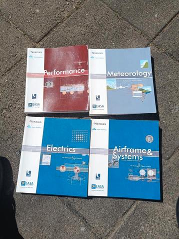 KLM Flight Academy studieboeken beschikbaar voor biedingen