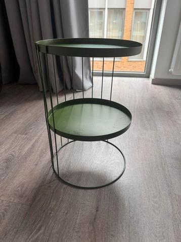 Groene metalen bijzettafel beschikbaar voor biedingen