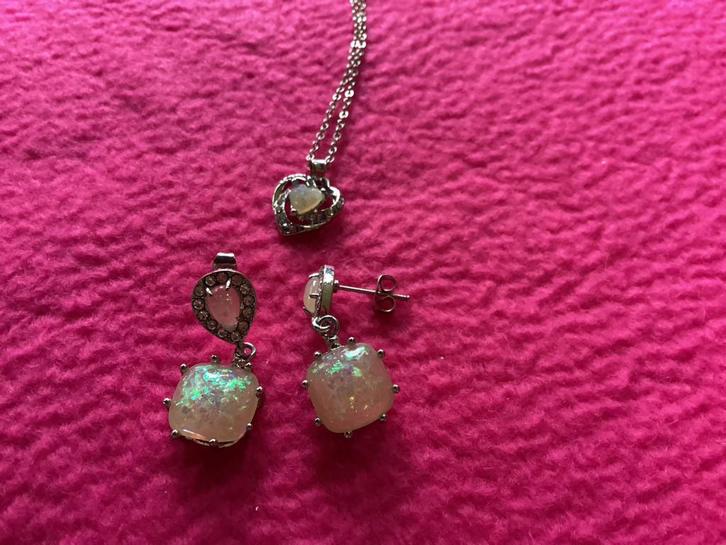 Zilverkleurige set: ketting en oorbellen met opaal look, Sieraden, Tassen en Uiterlijk, Kettingen, Nieuw, Overige materialen, Ophalen of Verzenden