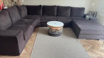 Grote bruine hoekbank beschikbaar voor biedingen