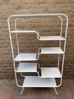 Metalen witte vakkenkast, Ophalen