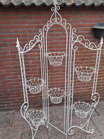 Pragtige brocante witte plantenrek. beschikbaar voor biedingen