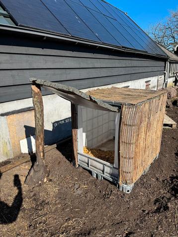 IBC vat/container omgebouwd tot dierenhok beschikbaar voor biedingen