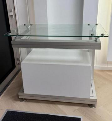Glazen vitrine tafel met opbergruimte professioneel gebruik beschikbaar voor biedingen