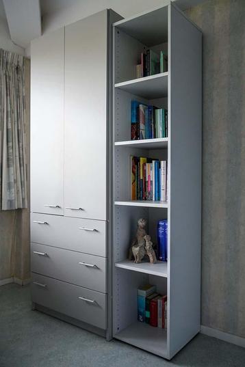 Kast met deurtjes en drie laden en open kast met 5 vakken beschikbaar voor biedingen