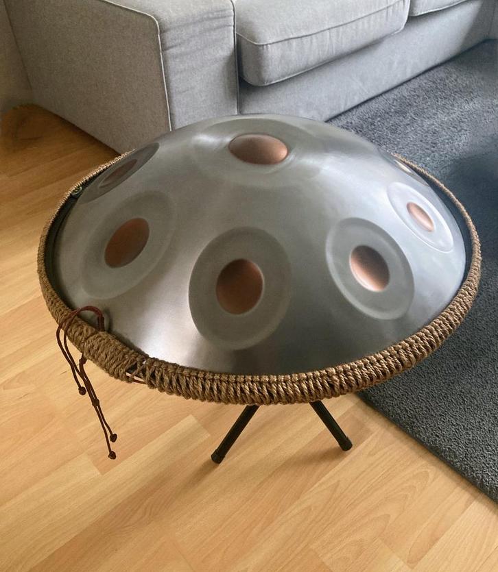 Handpan D mineur – 55 cm | Intuïtief spelen, diepe klank, Muziek en Instrumenten, Percussie, Zo goed als nieuw, Melodische percussie